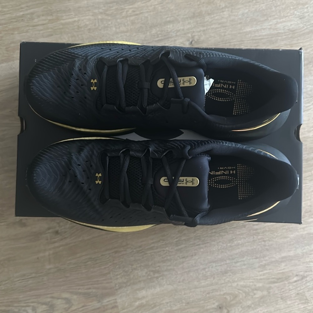Brand new Under Armour UA Infinite Pro Metallic